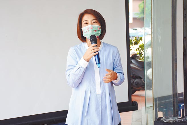 民進黨屏東縣長初選進入倒數階段，立委周春米臉書粉專按讚粉絲一夜暴增，團隊不免質疑網軍蓄勢待發。（林和生攝）