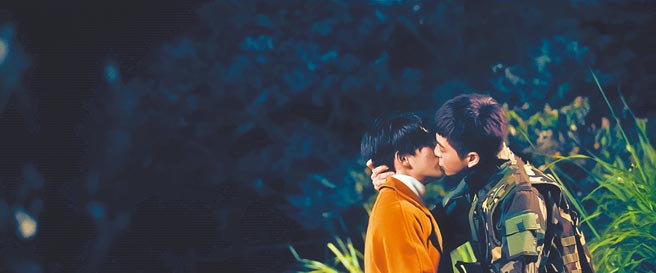 林晖闵（左）首度献出男男初吻给黄新皓。（达腾娱乐提供）