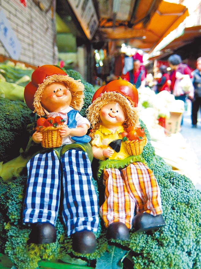 市场流光溢彩，光影交错，热情又虚无，彷佛异次元的元宇宙。（高静芬摄）