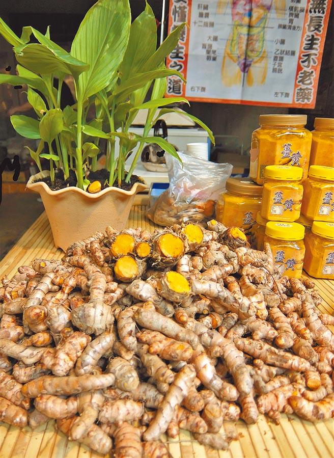 抗氧化效果比春姜黄强大三倍的秋姜黄，香气带着土壤气息，闻来虽辛但清新得宛若吹过雪原的风。（高静芬摄）