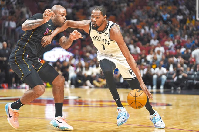 杜蘭特（右）左手運球突破塔克的盯防。（美聯社）