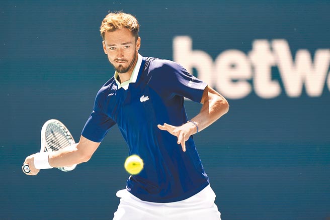 麦维德夫专注看着球的动向，准备用正手拍回击。（美联社）