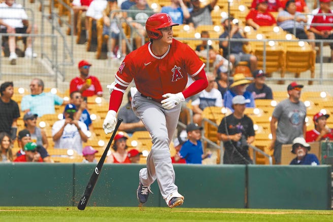 大谷翔平看著自己打出去的球飛出全壘打牆外。（路透）