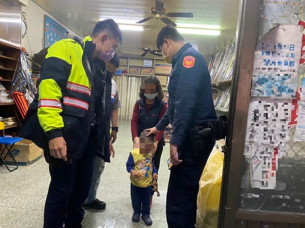 3歲幼童走失員警細心照顧尋親助返家。(警方提供／呂筱蟬桃園傳真)