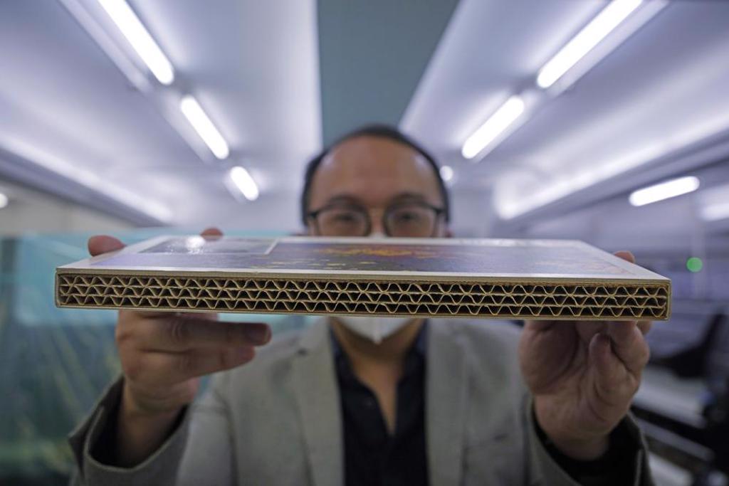香港因为新冠再次爆发，棺材需求量大，现在开始流行这种瓦楞纸板为材料的环保棺材。图/美联社(photo:ChinaTimes)