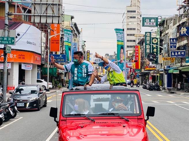 民進黨高巿議員初選白熱化，鳳山立委許智傑27日陪鳳山議員參選人蘇致榮掃街。（蘇致榮提供）