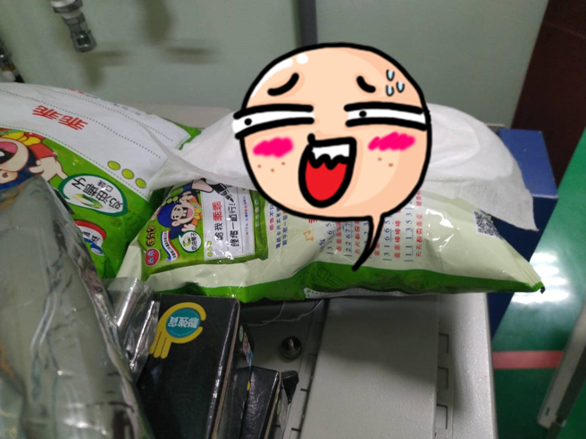 网友发现在乖乖上头摆放一片卫生棉，引发好奇，有人认为是「及时止血」，也有人说是「量再多也不怕」，也有1说法是某品牌的行销口号「靠得住」。（翻摄自脸书「爆废公社」）