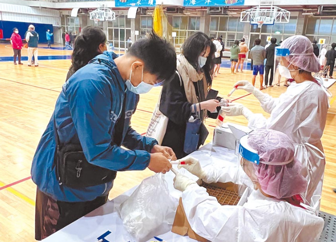 基隆疫情擴大，市府急設篩檢站，阻斷傳播鏈。（海洋大學提供）