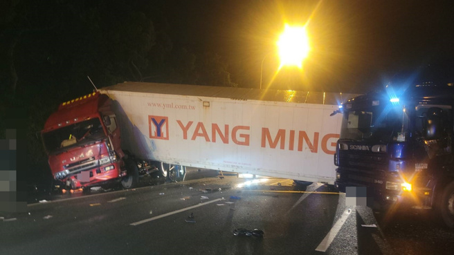 國1北上銅鑼段3車連環撞，貨櫃車翻覆小客車卡分隔島。（記者爆料網提供）