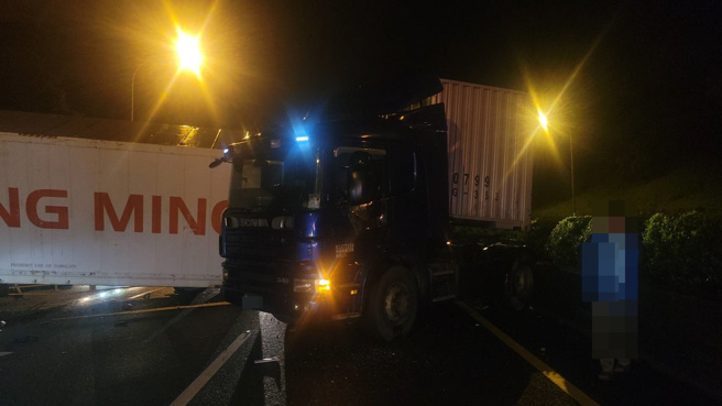 國1北上銅鑼段3車連環撞，貨櫃車翻覆小客車卡分隔島。（記者爆料網提供）