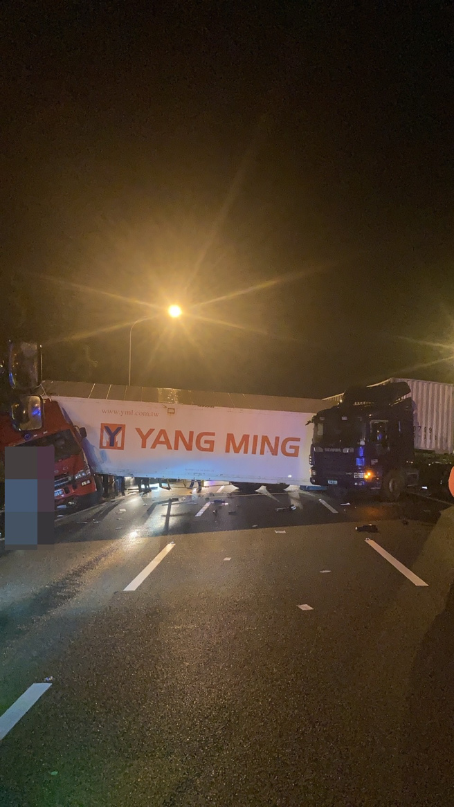 國1北上銅鑼段3車連環撞，貨櫃車翻覆小客車卡分隔島。（記者爆料網提供）
