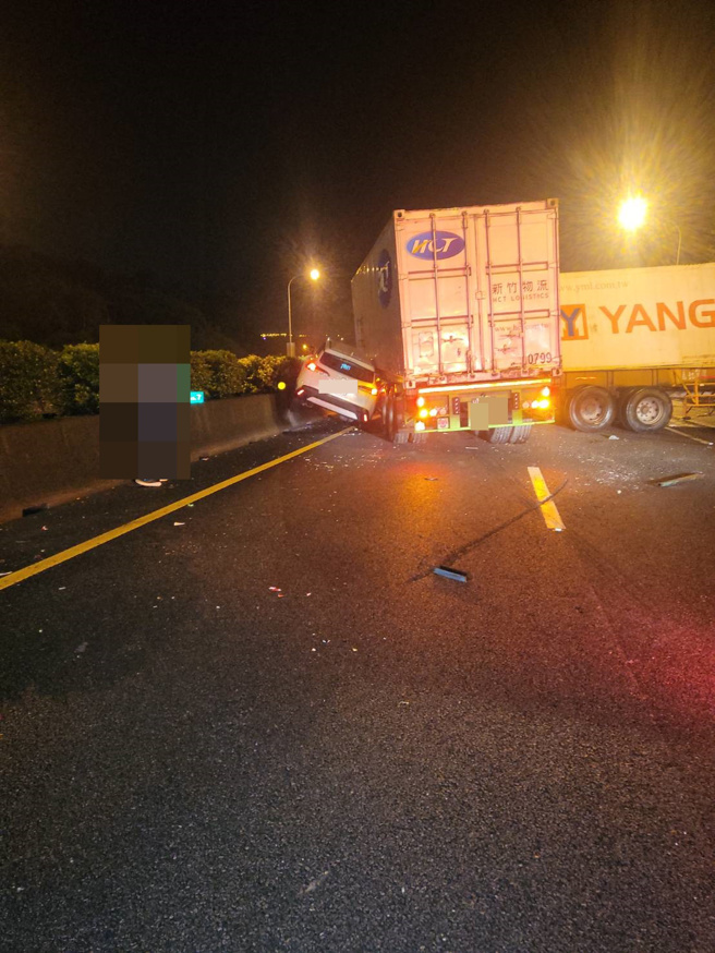 國1北上銅鑼段3車連環撞，貨櫃車翻覆小客車卡分隔島。（記者爆料網提供）