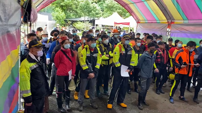 和硕前副总裁蔡进国登山失踪，搜救行动进入关键第3天，新北市消防局指出，29日上午7时许集结133人上山搜救。（图／新北市消防局提供）