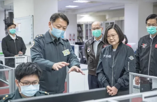 上校孫立方（左3）接任國防部軍事發言人。（圖／青年日報提供）