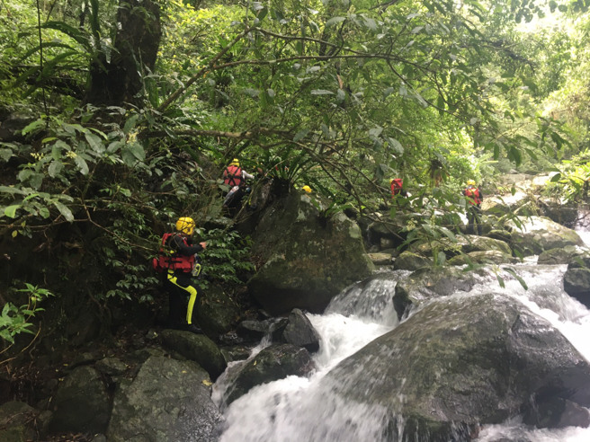 和硕前副总裁蔡进国失联搜救第3日，新北市消防局29日集结133名人力，于上午7时30分许集结，分配路线入山搜索。（图／新北市消防局提供）