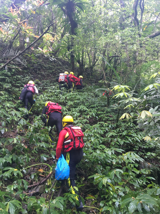 和硕前副总裁蔡进国失联搜救第3日，新北市消防局29日集结133名人力，于上午7时30分许集结，分配路线入山搜索。（图／新北市消防局提供）