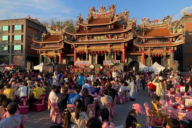 中华艺校精采演出搭配宋江大宴美食。　图：高雄市政府观光局／提供