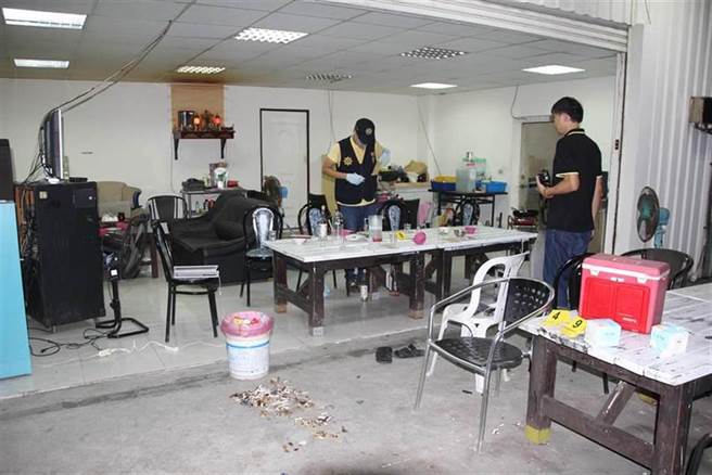 台南市渔光里前里长李茂松在安平区某钓具行被黄亭皓持刀杀害，警方鑑识人员到场鑑识。（本报资料照片）