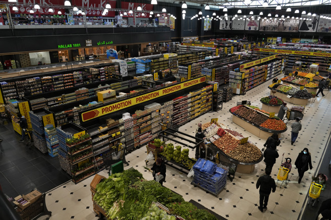 人們在黎巴嫩貝魯特( Beirut)的超市買東西 該國貨幣自2019年以來已經跌了90%(圖/美聯社)
