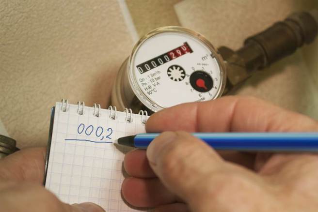 一名女網友日前收到自來水公司寄來的通知單，預估5月水費達4萬2410元，把她嚇壞。（圖／shutterstock）