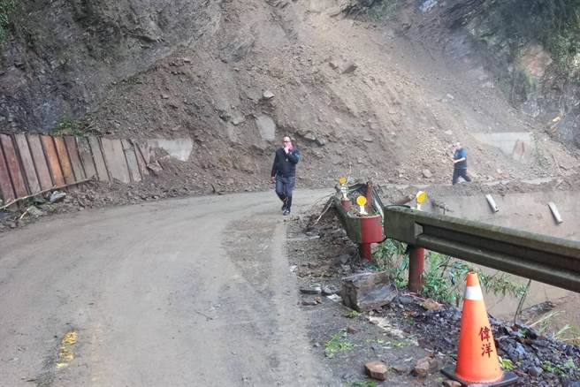 尖石竹60线秀峦路段土石崩落抢通。（横山分局提供／罗浚滨新竹传真）