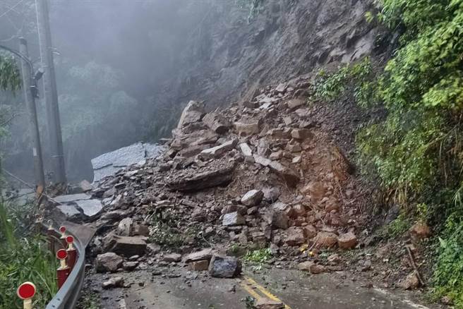 尖石竹60线秀峦路段土石崩落，阻断双向通车。（横山分局提供／罗浚滨新竹传真）