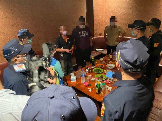 台東聯合稽查八大行業，昨晚在小吃部等特定娛樂場所進行臨檢。（台東縣政府提供）