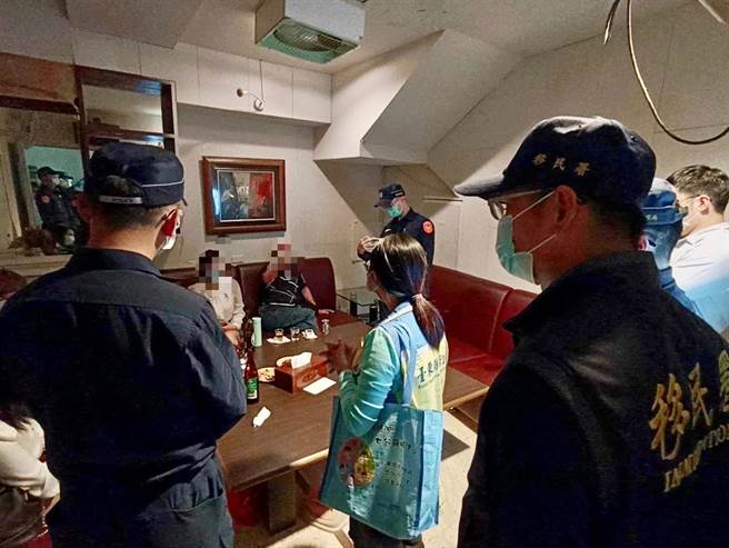 台東聯合稽查八大行業，昨晚在小吃部等特定娛樂場所進行臨檢。（台東縣政府提供）
