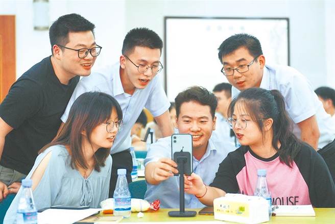 大陸多地正在對超時加班問題加大整治力度。（中新社）