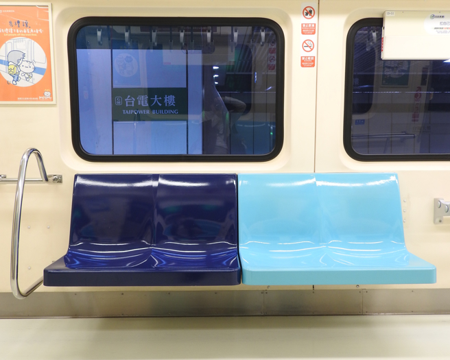 有網友在搭乘北捷時，選擇坐在博愛座，卻遭到長者冷嘲熱諷。（圖／Shutterstock）