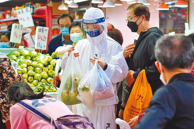 上海爆发本土疫情期间，有业者趁机坐地起价，一棵大白菜售77.9元（人民币，下同，约台币350元），构成价格欺诈，被上海市市场监管局前日处以50万元（约台币225万元）处罚。（示意图／中新社）