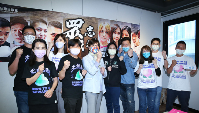 台灣民眾黨中央黨部29日舉行「329青年節眾志成城-我年輕我主張」 記者會，由民眾黨選戰小組召集人立法委員蔡壁如（左五）及立法委員賴香伶（左六）、立法委員邱臣遠（左七）帶領各區候選人，表示立法院已三讀通過下修「18歲公民權」，接下來是年輕人的任務，台灣的民主需要年輕人積極參政注入新血。（陳俊吉攝）