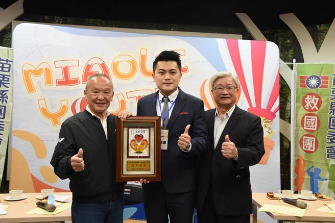 邱靖傑經常熱心公益獲獎，縣長徐耀昌表揚恭賀。（李京昇攝）