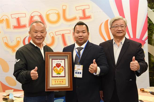 張維翰，是銅鑼鄉銅鑼窯第3代窯主，傳承手擠坯技術受到肯定，縣長徐耀昌表揚恭賀。（李京昇攝）