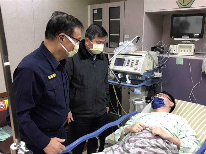 警察局长黄宗仁前往探视中弹警员（淡水警方提供／戴上容新北传真）
