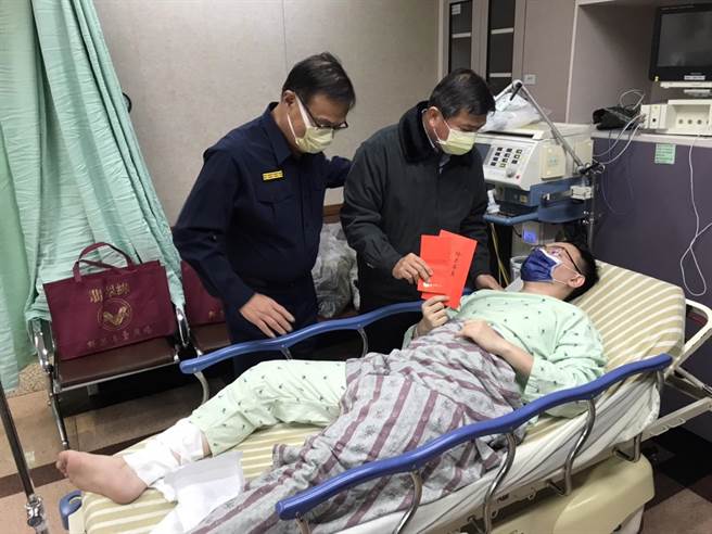 警察局长黄宗仁前往探视中弹警员（淡水警方提供／戴上容新北传真）