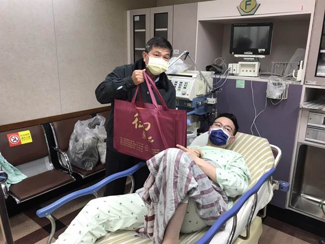 分局长黄南山前往探视中弹警员（淡水警方提供／戴上容新北传真）