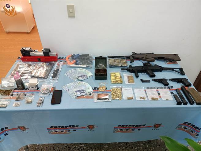 警方起获多支枪枝（淡水警方提供／戴上容新北传真）