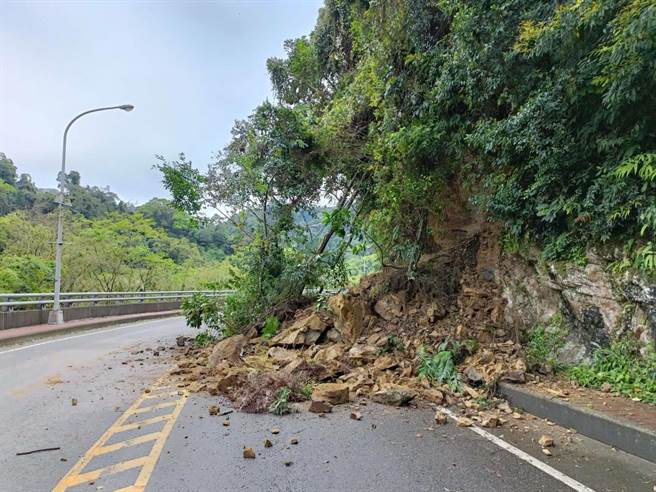 台七线落石坍方员警紧急实施交管。(警方提供／吕筱蝉桃园传真)