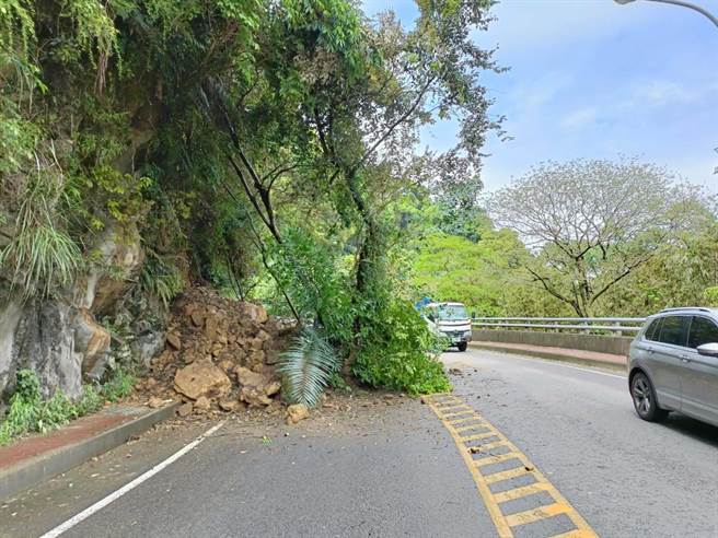 台七线落石坍方员警紧急实施交管。(警方提供／吕筱蝉桃园传真)