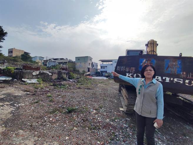 台中雾峰全家福社区23栋透天民宅，在九二一地震时震毁倾斜，前台中市议员张芬郁日前接获民眾反映「没拆乾净」前往勘查，发现该处建筑废弃物堆置、杂草丛生。（张芬郁提供／冯惠宜台中传真）