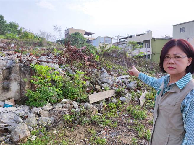 台中雾峰全家福社区23栋透天民宅，在九二一地震时震毁倾斜，前台中市议员张芬郁日前接获民眾反映「没拆乾净」前往勘查，发现该处建筑废弃物堆置、杂草丛生。（张芬郁提供／冯惠宜台中传真）