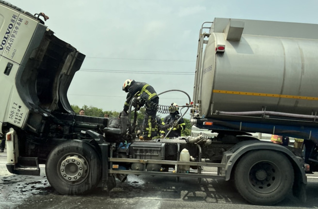國道1南下員林段化學槽車起火，車流回堵10K紅爆。(記者爆料網提供)