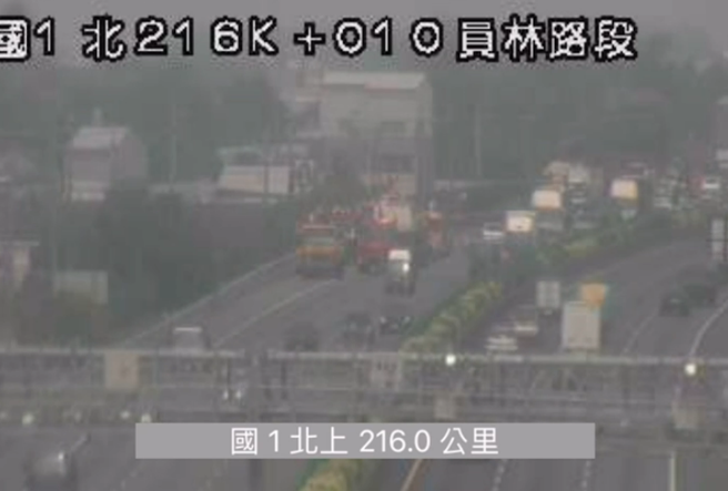 國道1南下員林段化學槽車起火，車流回堵10K紅爆。(記者爆料網提供)