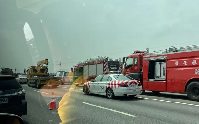 國道1南下員林段化學槽車起火，車流回堵10K紅爆。(記者爆料網提供)