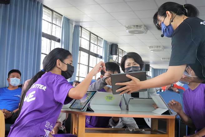 台东县数位学习推动办公室29日启用揭牌，台东县长饶庆铃也与学生共同体验线上学习。（蔡旻妤摄）