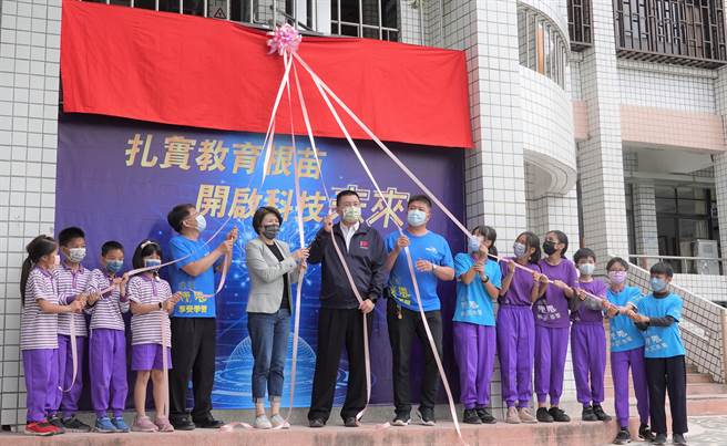 台东县数位学习推动办公室29日启用揭牌，台东县长饶庆铃也与学生共同体验线上学习。（蔡旻妤摄）