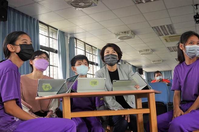 台东县数位学习推动办公室29日启用揭牌，台东县长饶庆铃也与学生共同体验线上学习。（蔡旻妤摄）