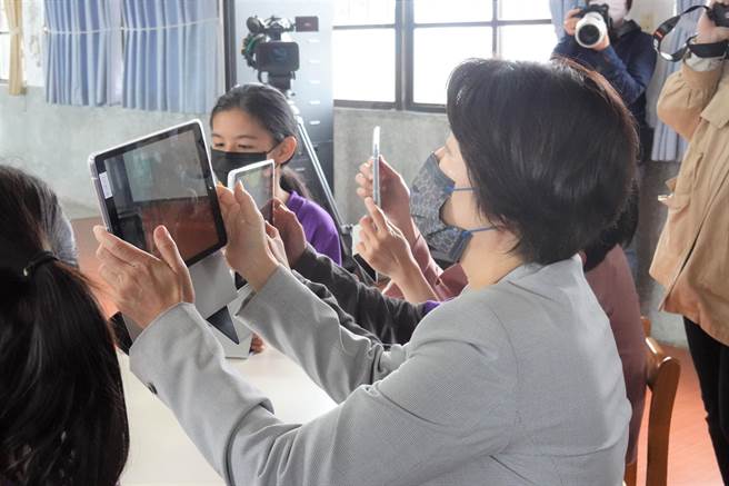 台东县数位学习推动办公室29日启用揭牌，台东县长饶庆铃也与学生共同体验线上学习。（蔡旻妤摄）