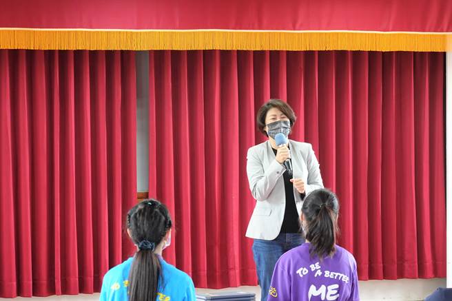 台东县数位学习推动办公室29日启用揭牌，台东县长饶庆铃也与学生共同体验线上学习。（蔡旻妤摄）